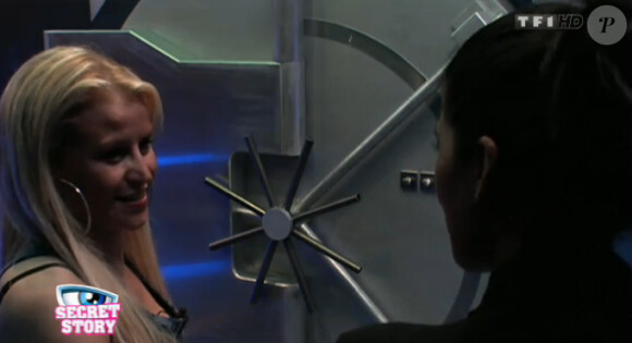 Sabrina et Ayem entrent dans la salle des coffres dans Secret Story 5