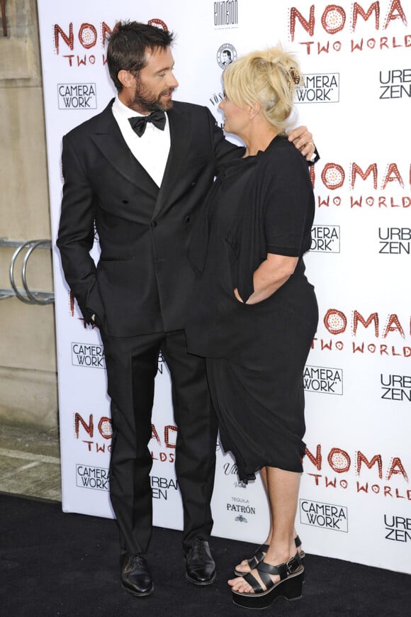 Hugh Jackman et son épouse Deborra-Lee Furness s'offrent de tendres regards à Berlin pour l'inauguration de l'exposition Nomad two Worlds le 19 août 2011