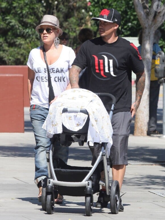 Pink et son mari Carey Hart en train de se promener avec bébé le 18 août à Malibu