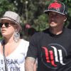 Pink et son mari Carey Hart en train de se promener avec bébé le 18 août à Malibu