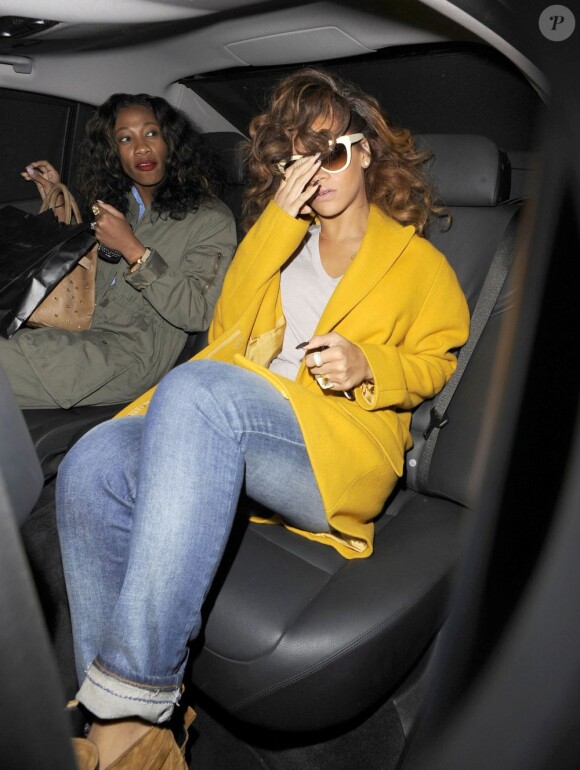 Rihanna sort d'un restaurant à Londres le 19 août 2011