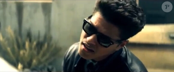 Bruno Mars dans le clip Lighters, de Bad Mets Evil