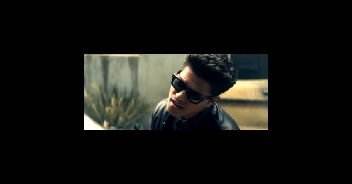 Bruno Mars dans le clip Lighters, de Bad Mets Evil Purepeople