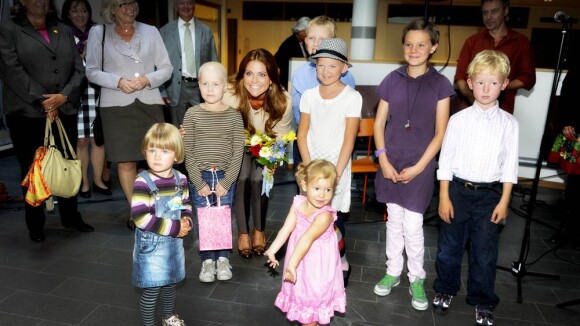 La princesse Madeleine met de la couleur dans la vie des enfants malades