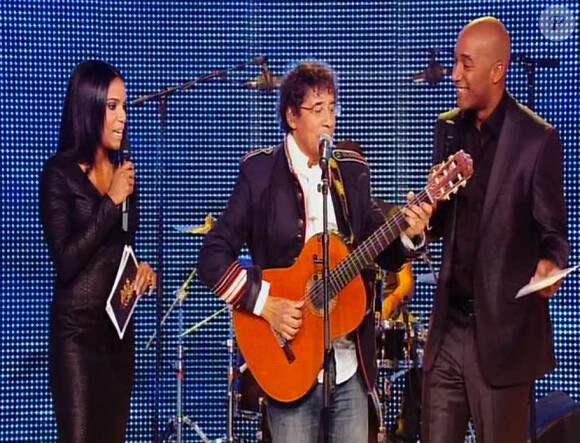 Audrey Chauveau et Patrice Boisfer entourent Laurent Voulzy dans l'émission Îles étaient une fois en chansons diffusée sur France 2 samedi 27 août 2011