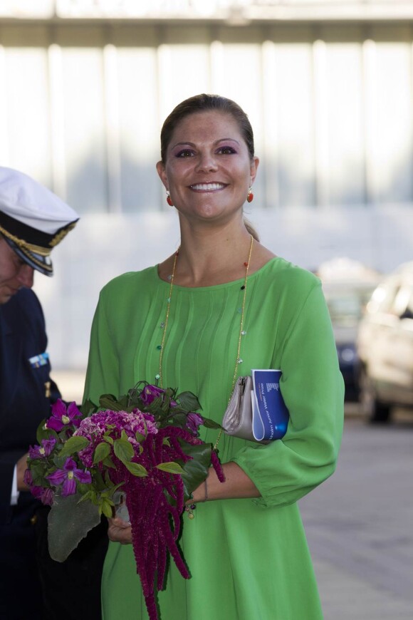 La princesse héritière Victoria de Suède, enceinte de son premier enfant, honorait la remise du Stockholm Junior Water Prize 2011 dont elle est la marraine le 23 août 2011. Une apparition des plus colorées pour la future maman !