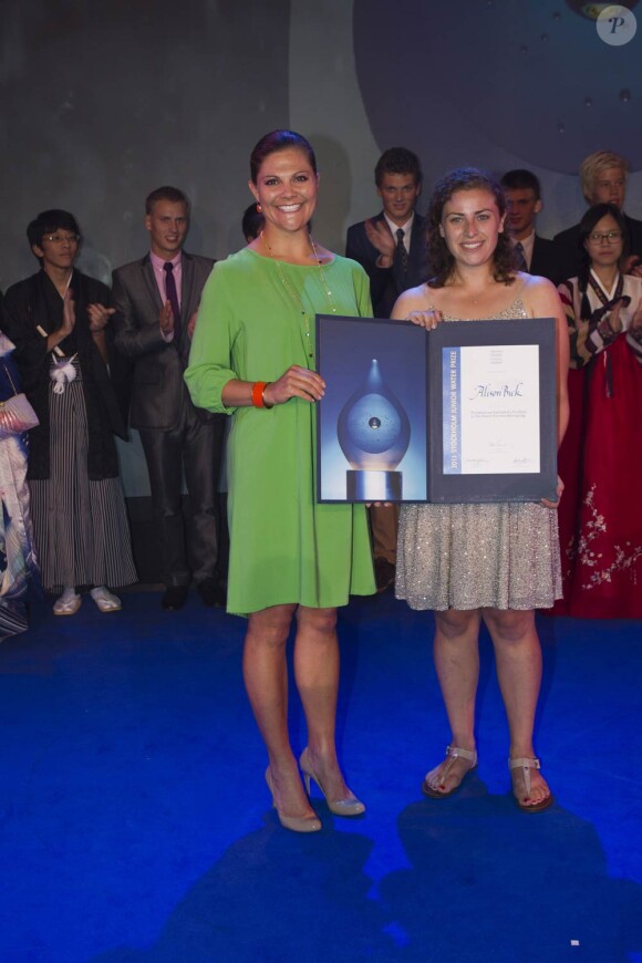 La princesse héritière Victoria de Suède, enceinte de son premier enfant, honorait la remise du Stockholm Junior Water Prize 2011 dont elle est la marraine le 23 août 2011. Une apparition des plus colorées pour la future maman !