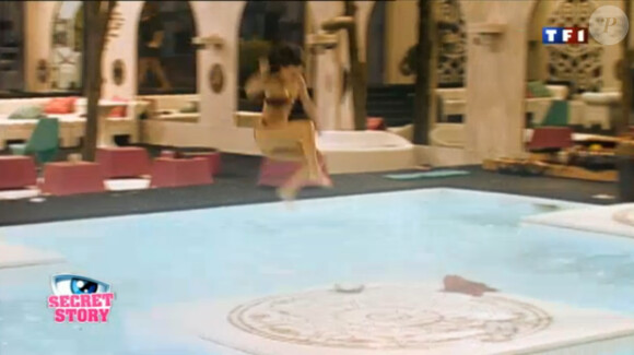 Juliette fait une bombe dans la piscine dans Secret Story 5