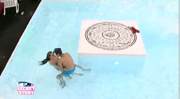 Simon et Daniel dans la piscine, dans Secret Story 5, vendredi 26 août sur TF1