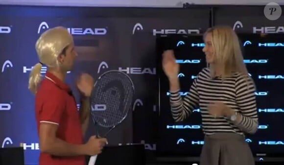 Novak Djokovic en Maria Sharapova ET la vraie Maria Sharapova associés pour promouvoir la raquette Head Youtek. Août 2011.
