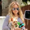 Hilary Duff à Los Angeles, vendredi 26 août 2011, planquée derrière ses  lunettes fumées, regagnant son domicile en compagnie de son petit  yorkshire.