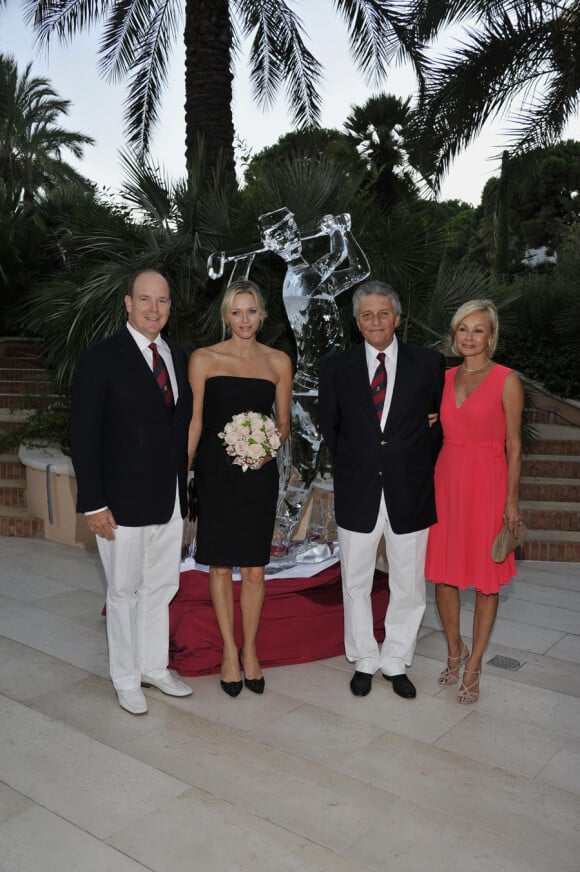 Charlene et Albert de Monaco avec Henri Rey, président du Golf, et son épouse à l'occasion du 100e anniversaire du Golf Club de Monte-Carlo, le 27 août 2011