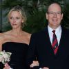 Arrivée toute en élégance de Charlene et Albert de Monaco lors de la soirée organisée pour le 100e anniversaire du Golf Club de Monte-Carlo, le 27 août 2011