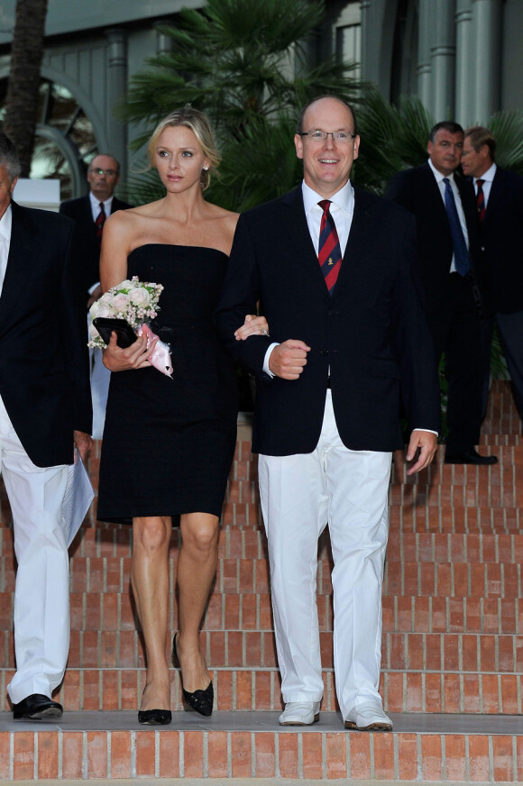 Arrivée toute en élégance de Charlene et Albert de Monaco lors de la soirée organisée pour le 100e anniversaire du Golf Club de Monte-Carlo, le 27 août 2011