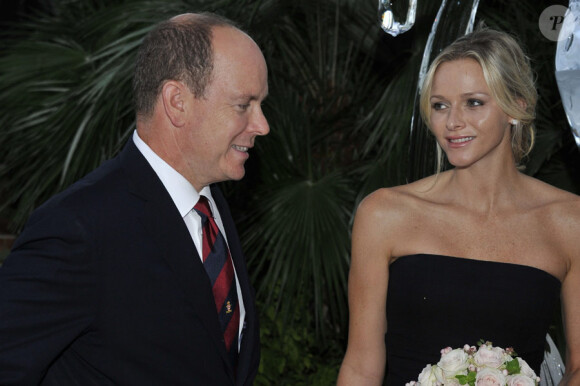 Charlene, très souriante, et Albert de Monaco à l'occasion du 100e anniversaire du Golf Club de Monte-Carlo, le 27 août 2011