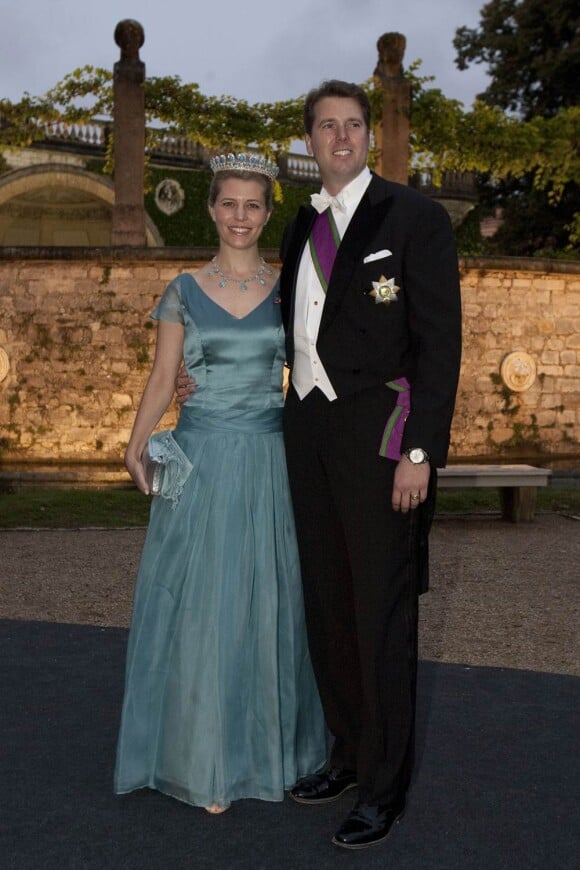 Le prince Hubertus de Saxe-Coburg et sa femme la princesse Kelly au mariage du prince Georg Friedrich de Prusse et de la princesse Sophie d'Isenburg, célébré religieusement en l'église de la paix de Potsdam puis fêté au château Sanssouci à Brandebourg.