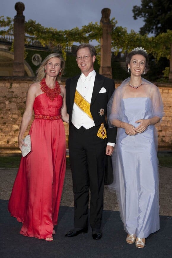 Le prince Bernhard de Baden avec sa femme et la princesse Sibille de Luxembourg au mariage du prince Georg Friedrich de Prusse et de la princesse Sophie d'Isenburg, célébré religieusement en l'église de la paix de Potsdam puis fêté au château Sanssouci à Brandebourg.