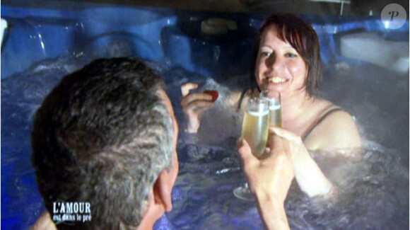 Jean-Claude et Maud savourent une coupe de champagne, dans l'amour est dans le pré, saison 6 !