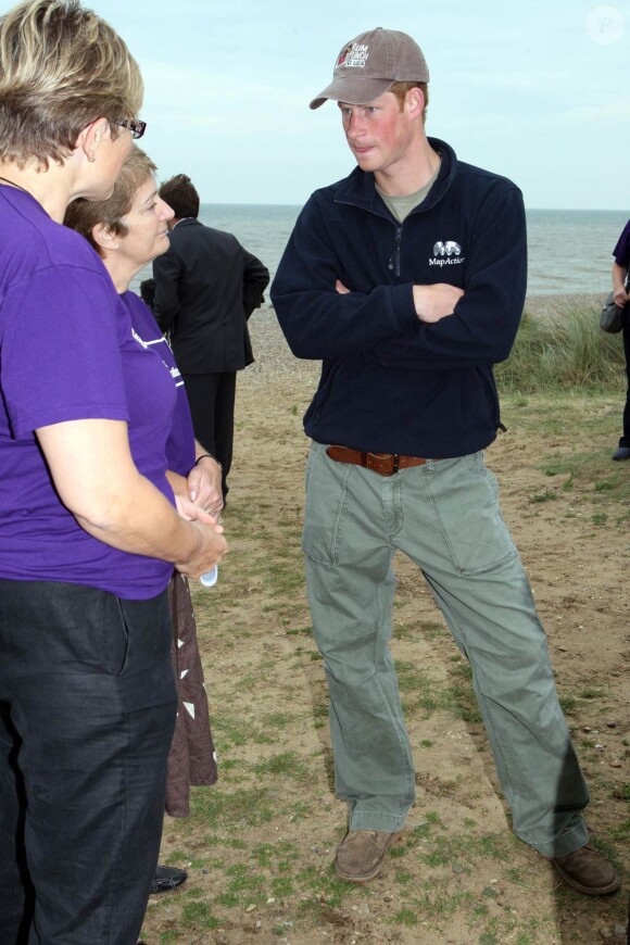 Le prince Harry sur la plage de Sizewell, à la rencontre de la Suffolk Foundation. Deux jours plus tard, il était en Croatie pour une nuit de fiesta au Venaranda, discothèque à ciel ouvert très prisée.