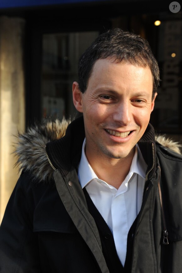 Marc-Olivier Fogiel quitte les locaux de la radio Europe 1 à Paris en février 2011