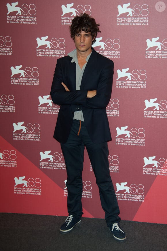 Louis Garrel lors du photocall du film Un été brûlant au festival de Venise le 2 septembre 2011