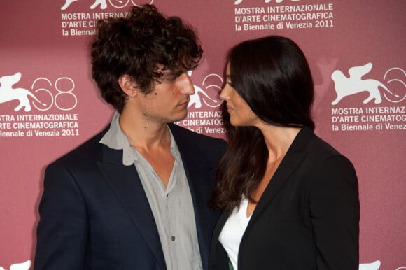 Louis Garrel et Monica Bellucci lors du photocall du film Un été brûlant au festival de Venise le 2 septembre 2011