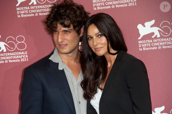 Louis Garrel et Monica Bellucci lors du photocall du film Un été brûlant au festival de Venise le 2 septembre 2011
