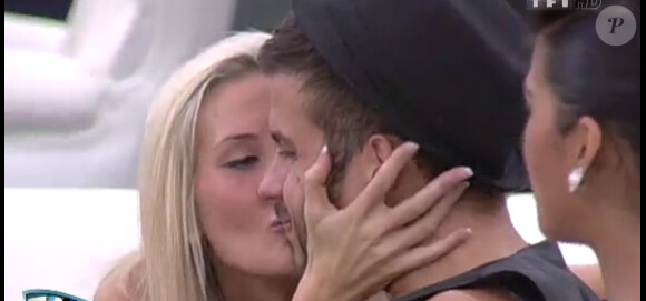 Marie finit par embrasser Zelko ! Mission accomplie ! (prime time du vendredi 2 septembre 2011).