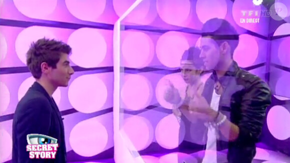 Simon s'entretient avec son meilleur ami Alexis dans le sas (prime time du vendredi 2 septembre 2011).