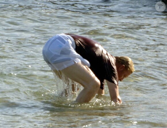 Boris Becker prend un bain dans la mer à Majorque pendant que son épouse Sharlely et leur petit Amadeus déjeunent dans un restaurant en bord de mer le 18 août 2011 en Espagne 