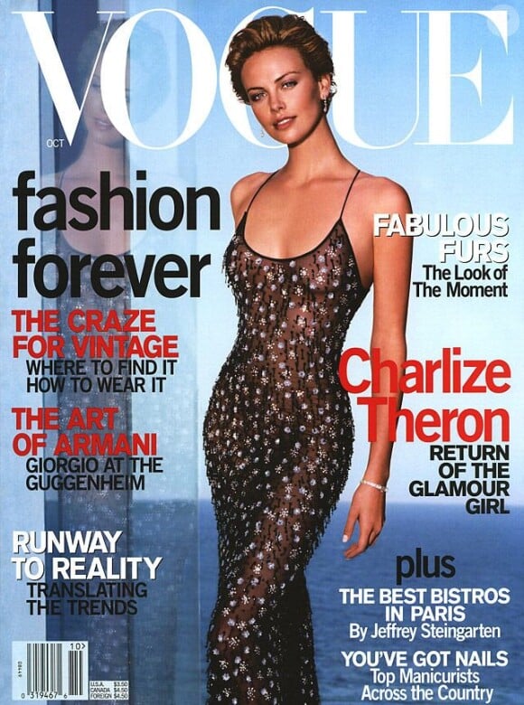 Même avec les cheveux courts, Charlize Theron est magnifique. Elle le prouve en couverture du Vogue américain d'octobre 2000.