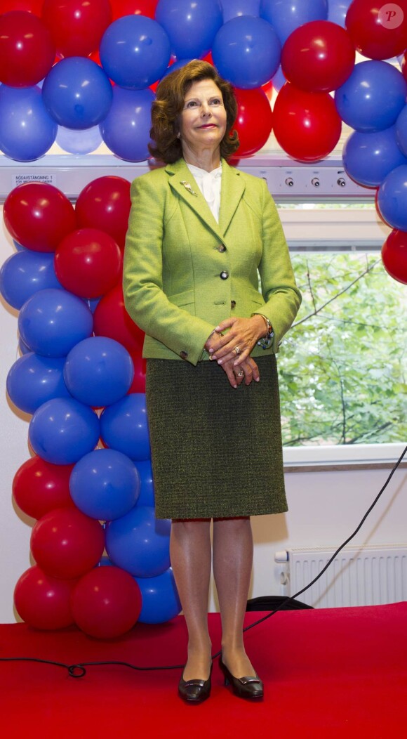 La reine Silvia de Suède radieuse pour l'inauguration d'une nouvelle unité de soins intensifs au centre ECMO de l'hôpital Karolinska de Stockholm, le 6 septembre 2011.