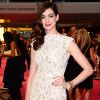 A chacune de ses apparitions, Anne Hathaway affiche sa beauté ravageuse. L'actrice joue de son charme avec son joli minois.