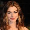 A chacune de ses apparitions, Anne Hathaway affiche sa beauté ravageuse. L'actrice joue de son charme avec son joli minois.