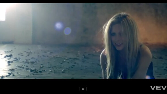 Avril Lavigne : Beaucoup de larmes dans son clip Wish You Were Here