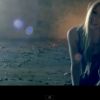 Avril Lavigne tout sourire dans son nouveau clip, Wish You Were Here