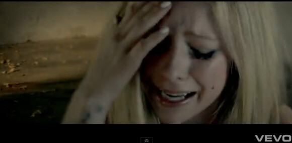 Avril Lavigne en larmes dans son nouveau clip, Wish You Were Here