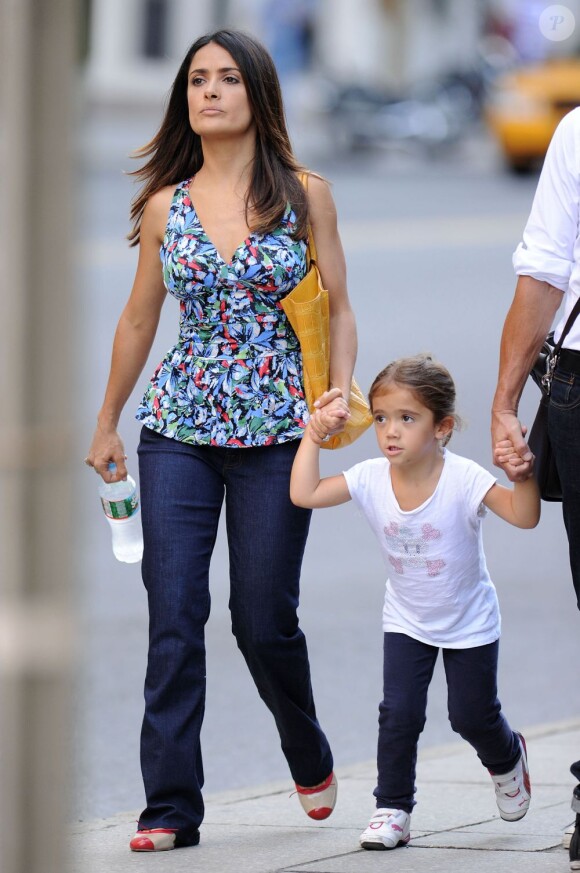 Salma Hayek et sa fille Valentina en promenade à New York le 9 septembre 2011
