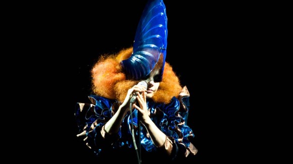 Björk : Une perruche de l'espace ? Non, seulement une chanteuse ambitieuse