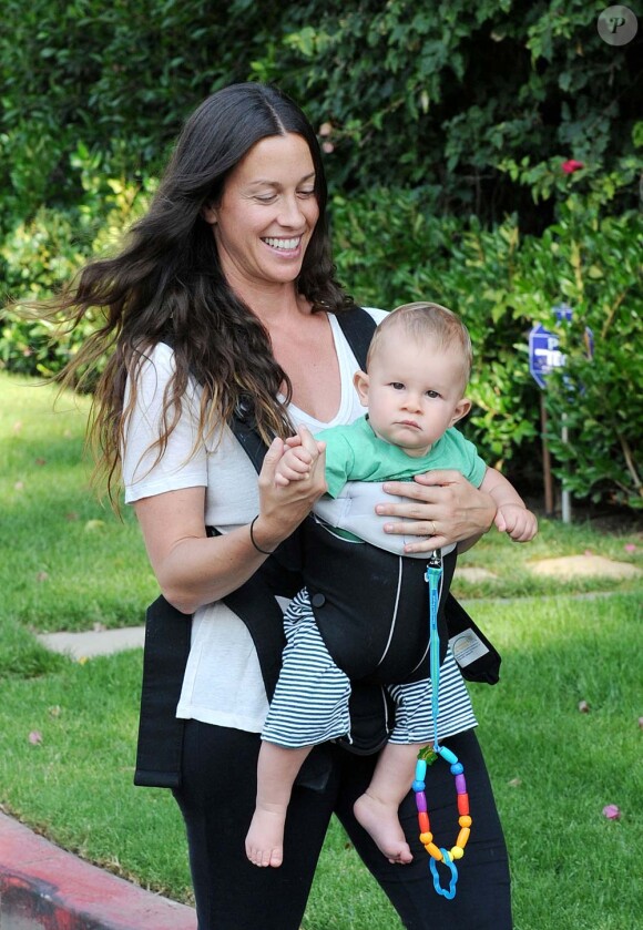 Alanis Morissette et son petit Ever, à Los Angeles, 14 septembre 2011.