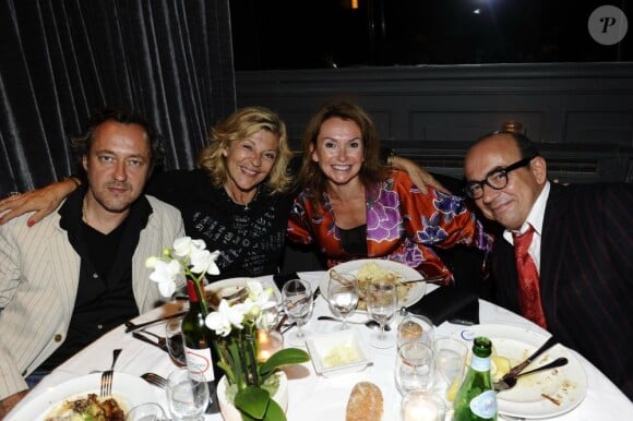 Nicoletta et son mari Jean-Christophe aux côtés de Karl Zéro et sa femme Daisy d'Errata lors de la soirée blanche chez Castel du 8 septembre 2011 à Paris