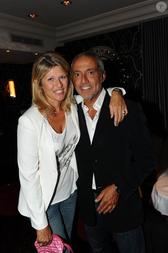 Bruno Benssoussan et Lynda Lacoste lors de la soirée blanche chez Castel du 8 septembre 2011 à Paris