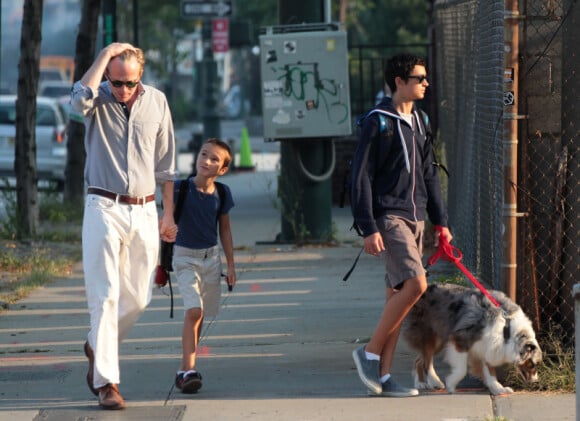 Paul Bettany à New York avec son fils Stellan, et le garçon de sa femme Jennifer Connelly, Kai, le 14 septembre 2011