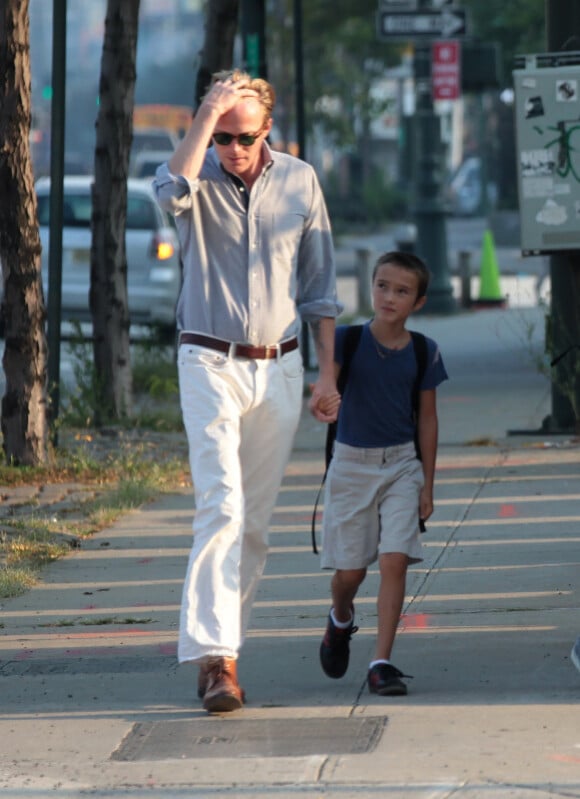 Paul Bettany et son fils Stellan, à New York le 14 septembre 2011