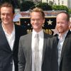 Entouré de Joss Whedon et Jason Segel, Neil Patrick Harris reçoit son étoile sur Hollywood Boulevard, le 15 spetembre 2011.