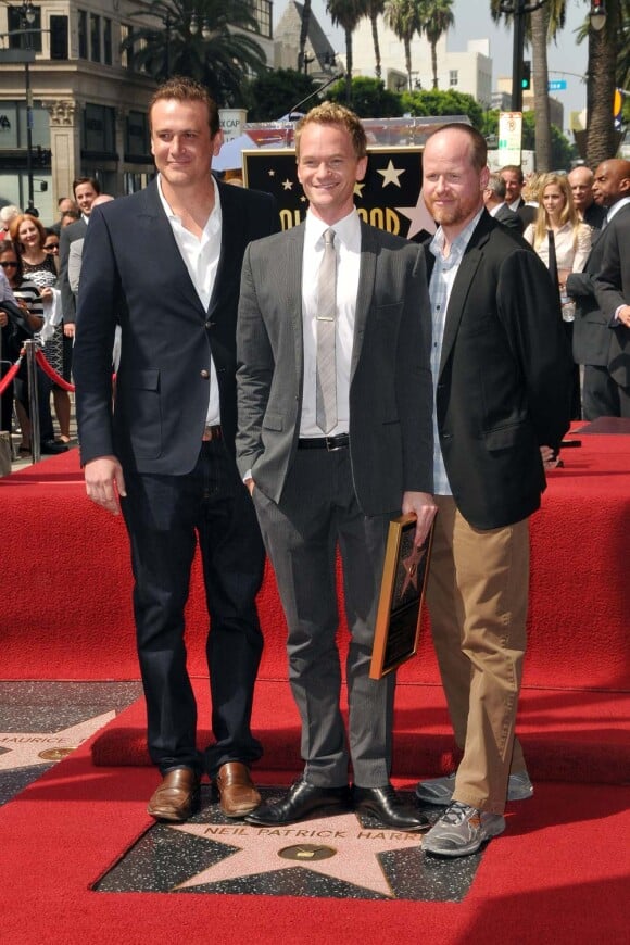 Entouré de Joss Whedon et Jason Segel, Neil Patrick Harris reçoit son étoile sur Hollywood Boulevard, le 15 spetembre 2011.