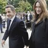 Le président Nicolas Sarkozy et son épouse Carla Bruni-Sarkozy, heureux et complices, saluent les visiteurs venus découvrir le palais de l'Elysée ouvert à l'occasion des Journées du patrimoine ke 17 septembre 2011