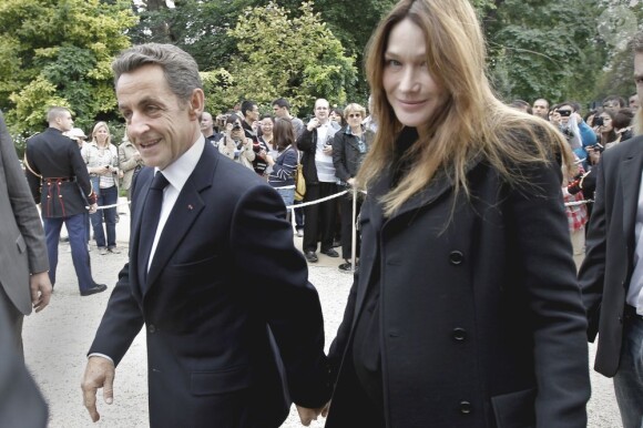 Le président Nicolas Sarkozy et son épouse Carla Bruni-Sarkozy, heureux et complices, saluent les visiteurs venus découvrir le palais de l'Elysée ouvert à l'occasion des Journées du patrimoine ke 17 septembre 2011