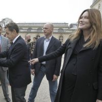 Carla Bruni-Sarkozy, enceinte, dévoile avec joie son ventre très arrondi