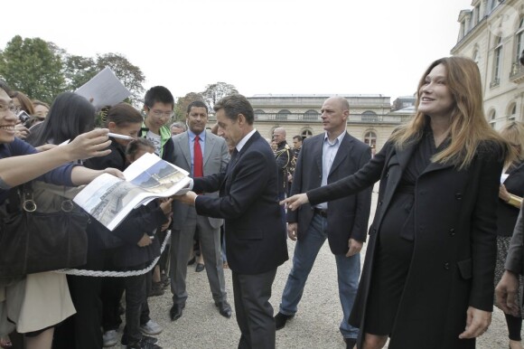 Le Président Nicolas Sarkozy et son épouse Carla Bruni-Sarkozy saluent les visiteurs venus découvrir le palais de l'Elysée ouvert à l'occasion des Journées du patrimoine ke 17 septembre 2011